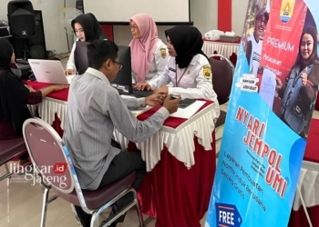 URUS IZIN: DPMPTSP Grobogan melakukan layanan izin usaha mikro dengan inovasi Nyari Jempol Umi. (Dok. Pribadi for Lingkar/Lingkarjateng.id)