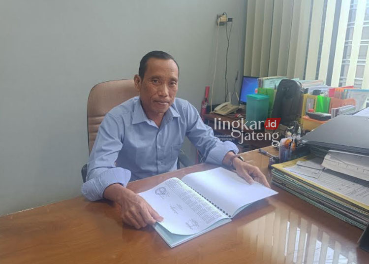 Perumda Air Minum Tirta Bening Pati Siap Tambah 4.000 Pelanggan Baru 25 Direktur Perumda Air Minum Tirta Bening Kabupaten Pati, Bambang Sumantri saat ditemui di ruang kerjanya, Selasa, 28 November 2023. (Nailin RA/Lingkarjateng.id)