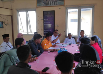 MEDIASI: Proses mediasi antara pekerja korban PHK dengan pihak pabrik tas PT Heng Xuan Internasional di kantor Dinperinaker Rembang. (R Teguh Wibowo /Lingkarjateng.id)