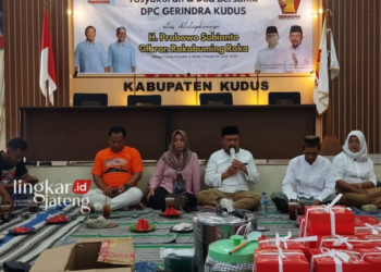 DOA BERSAMA: Tasyakuran DPC Gerindra Kudus bersama PAC dan Caleg Gerindra Kudus atas penetapan nomor undian paslon Capres-Cawapres Pemilu 2024, Prabowo Subianto-Gibran Rakabuming Raka oleh KPU RI dengan nomor urut 2, Sabtu, 18 November 2023. (Dok. Lingkarjateng.id)