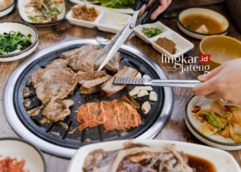 Ilustrasi makan besar di Korea Selatan. (Canva/Lingkarjateng.id)