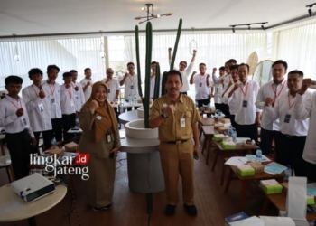 Sekda Jepara Edy Sujadmiko foto bersama peserta “Pelatihan Penyajian Kopi” di salah satu café di Desa Bandengan pada Senin, 6 November 2023. (Dok. Lingkarjateng.id)