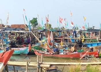 BERSANDAR: Kapal nelayan yang sedang bersandar di Bandengan Kendal. (Arvian Maulana / Lingkarjateng.id)