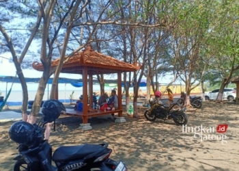 NYAMAN: Gazebo nyaman bagi pengunjung obyek wisata Pantai Sendang Sikucing Kendal. (Unggul Priambodo/Lingkarjateng.id)