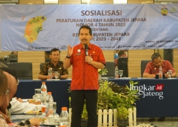 Sekda Jepara Edy Sujatmiko memberikan sosialisasi tentang Peraturan Daerah (Perda) Nomor 4 Tahun 2023 tentang Rencana Tata Ruang Wilayah (RTRW) Kabupaten Jepara Tahun 2023-2043 di Hotel D Season, Bandengan, pada Rabu, 8 November 2023. (Dok. Lingkarjateng.id)