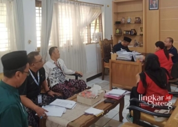 FINAL: Mediasi ke 3 owner pabrik tas PT Heng Xuan Internasional dengan Dinperinaker Rembang terkait pembayaran kompensasi pekerja terdampak PHK akhirnya membuahkan hasil. (R.Teguh Wibowo/Lingkarjateng.id)