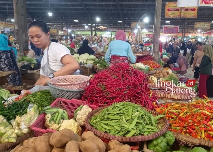 Salah satu lapak penjual cabai di pasar terlihat sepi, meski kondisi pasar ramai, Jumat, 10 November 2023.(Hesty Imaniar/Lingkarjateng.id)