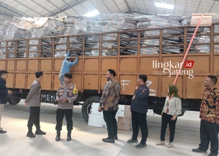 PENDISTRIBUSIAN: Ribuan kotak suara untuk Pemilu 2024 tiba di Gudang Logistik KPU Kota Semarang, Jumat, 10 November 2023. (Rizky Syahrul Al-Fath/Lingkarjateng.id)