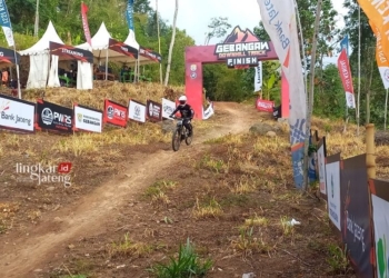 OLAHRAGA: Salah satu Atlet Downhill saat memasuki garis finish di Gebangan Downhill Track dalam acara Kendal Fun Downhill. (Arvian Maulana/Lingkarjateng.id)
