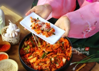 Kimchi, salah satu makanan Korea Selatan bercita rasa unik yang mudah dibuat sendiri di rumah. (Canva/Lingkarjateng.id)
