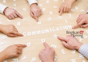 Ilustrasi komunikasi yang dibangun di lingkungan kerja. (Canva/Lingkarjateng.id)
