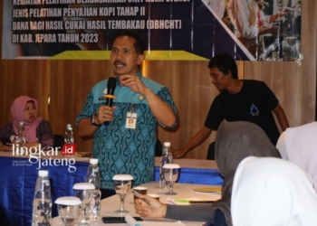 MEMAPARKAN: Sekretaris Daerah (Sekda) Kabupaten Jepara Edy Sujatmiko saat memberikan motivasi kepada 20 peserta pelatihan penyajian kopi Rabu siang, 15 November 2023. (Dok. Lingkarjateng.id)