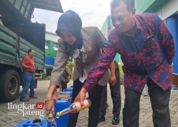 PEMUSNAHAN: BPOM Semarang tengah menghanguskan obat tradisional dan kosmetik ilegal untuk melindungi masyarakat, Selasa, 14 November 2023. (Rizky Syahrul Al-Fath/Lingkarjateng.id)