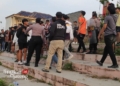 DIDAMAIKAN: Kerusuhan antar suporter tamu Persiku Kudus dengan suporter tuan rumah PSIR Rembang berhasil diredam aparat kepolisian dan TNI di stadion Krida Rembang. (R. Teguh Wibowo/Lingkarjateng.id)