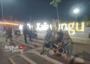ASRI: RTH Alun-Alun Kaliwungu yang sekaku ramai setiap malam menjadi sasaran kunjungan masyarakat. (Unggul Priambodo/Lingkarjateng.id)