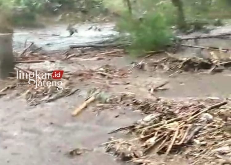 BANJIR BANDANG: Banjir bandang terjadi di beberapa dusun di Kecamatan Getasan, diantaranya di Dusun Gedong dan Ngaduman yang ada di Desa Tajuk, dan juga Dusun Batur Kidul yang masuk wilayah Desa Batur, Kecamatan Getasan, Kabupaten Semarang pada Jumat, 24 November 2023 sore sekitar jam 15.30 WIB. ( Tangkapan Layar video warga/Lingkarjateng.id)