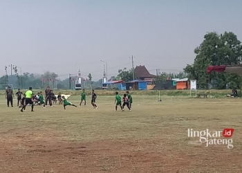 KICK OFF: Turnamen Sepak Bola Soepratiknjo Cup 2 Kelompok Usia 12 - 13 pada 4 - 5 November 2023 di Gelora Soepratiknjo Triharjo, Kendal. (Arvian Maulana/Lingkarjateng.id)