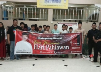 FOTO BERSAMA: Relawan Bocahe Gibran Nusantara usai memberikan bantuan ke Panti Asuhan Hj. Siti Rohmah pada Sabtu, 11 November 2023. (Unggul Priambodo/Lingkarjateng.id)