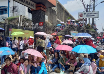 UNJUK RASA: Buruh PT Vision Land Semarang melakukan demonstrasi, Senin, 13 November 2023. (Hesty Imaniar/Lingkarjateng.id)