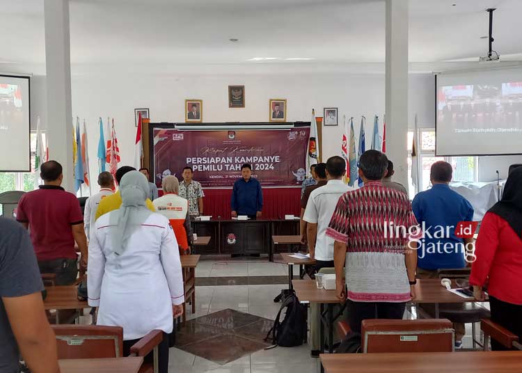 KOORDINASI: KPU Kendal menggelar rakor persiapan kampanye pemilu 2024 di Aula Kantor KPU Kendal, pada Selasa, 21 November 2023. (Arvian Maulana/Lingkarjateng.id)