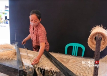 MENGANYAM: Potensi anyaman yang mulai diberdayakan di salah satu desa di Kabupaten Kudus. (Nisa Hafizhotus. S/Lingkarjateng.id)