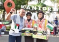 PEDULI PALESTINA: Dua orang pelajar foto bersama dengan Pj Wali Kota Sinoeng N. Rachmadi saat penggalangan dana untuk Palestina di Kantor Pemkot Salatiga pada Jumat, 24 November 2023. (Dok. Prokompim Setda Salatiga/Lingkarjateng.id)