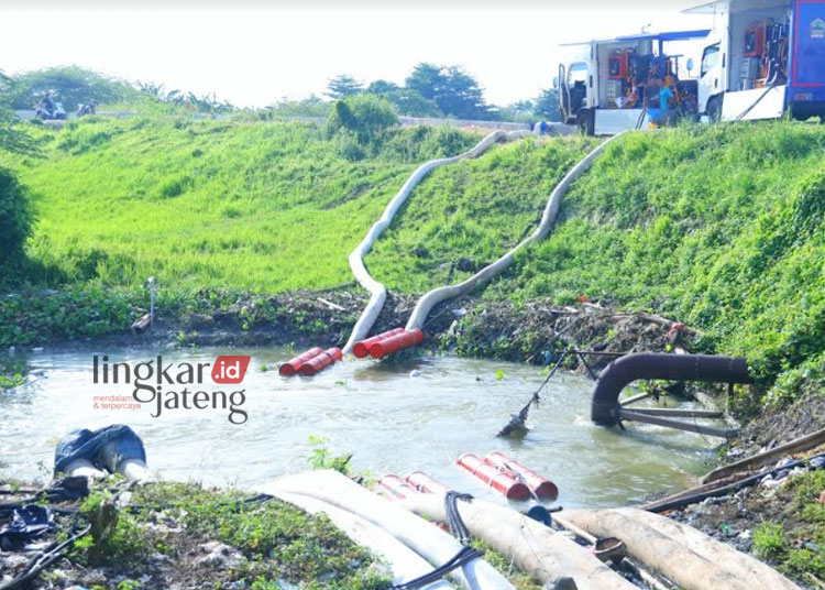 Pompa air yang digunakan untuk penanganan bencana banjir di Kabupaten Kudus. (Nisa Hafizhotus Syarifa/Lingkarjateng.id)