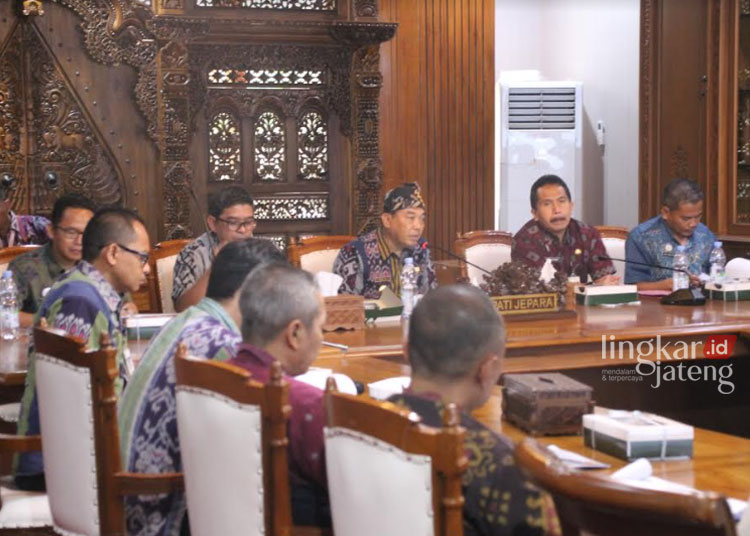 DISKUSI: Pj Bupati Jepara Edy Supriyanta saat memimpin Forum Group Discussion (FGD) pembahasan jalan tol dan kawasan industri di Ruang Command Center, Selasa, 7 November 2023. (Humas Jepara/Lingkarjateng.id)