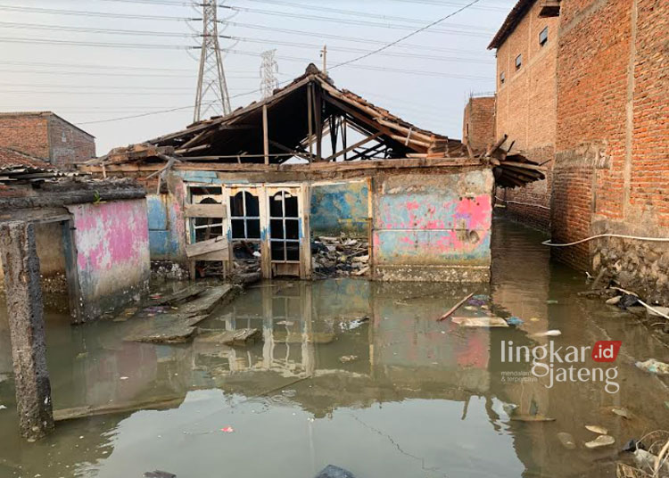 TERGENANG: Salah satu rumah warga di Desa Sriwulan, Kecamatan Sayung rusak akibat terendam banjir rob beberapa waktu lalu. (M. Burhanuddin Aslam/Lingkarjateng.id)