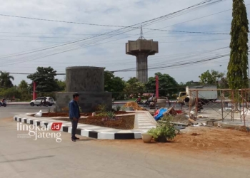 RENOVASI : Pemkab Grobogan sedang membangun Tugu Bledug Kuwu dan Api Abadi Mrapen di Kawasan Tematik Taman Kota Purwodadi. (Eko Wicaksono/Lingkarjateng.id)