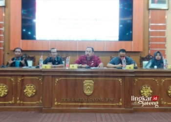 RAKOR: Kabag Kesra Setda Jepara Agus Bambang Lelono (tengah) saat mewakili Penjabat Bupati Jepara Edy Supriyanta dalam Rapat Koordinasi Penyandang Disabilitas di Gedung Shima Setda Jepara pada Rabu, 22 November 2023. (Tomi Budianto/Lingkarjateng.id)