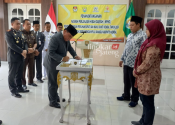 PENANDATANGANAN: Naskah Perjanjian Hibah Daerah (NPHD) di tandatangani oleh Wakil Bupati Kendal, Windu Suko Basuki bersama Ketua KPU Kendal, Khasanudin dan Ketua Bawaslu Kendal, Hevy Indah Oktaria, di ruang Paringgitan Setda Kendal. (Arvian Maulana/Lingkarjateng.id)