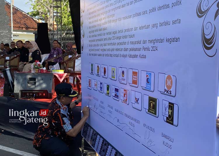 BERIKRAR: Pj Bupati Kudus Bergas Catursasi Penanggungan saat menandatangani Deklarasi Damai dalam rangka mewujudkan pemilu yang aman, damai, dan bermartabat tahun 2023-2024 di wilayah Kabupaten Kudus. (Nisa Hafizhotus Syarifa/Lingkarjateng.id)