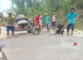 KERJA BAKTI: TNI bersama warga Desa Jambangan Kecamatan Geyer,
Kabupaten Grobogan mengecor jalan. (Dok. Kodim 0717/Grobogan for Lingkar/Lingkarjateng.id)