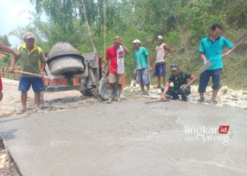 KERJA BAKTI: TNI bersama warga Desa Jambangan Kecamatan Geyer,
Kabupaten Grobogan mengecor jalan. (Dok. Kodim 0717/Grobogan for Lingkar/Lingkarjateng.id)