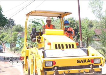 MENINJAU: Bupati Rembang Abdul Hafidz saat mengendarai vibro roller sekaligus meninjau proses pengerjaan ruas jalan di Rembang, beberapa waktu lalu. (R. Teguh Wibowo/Lingkarjateng.id)