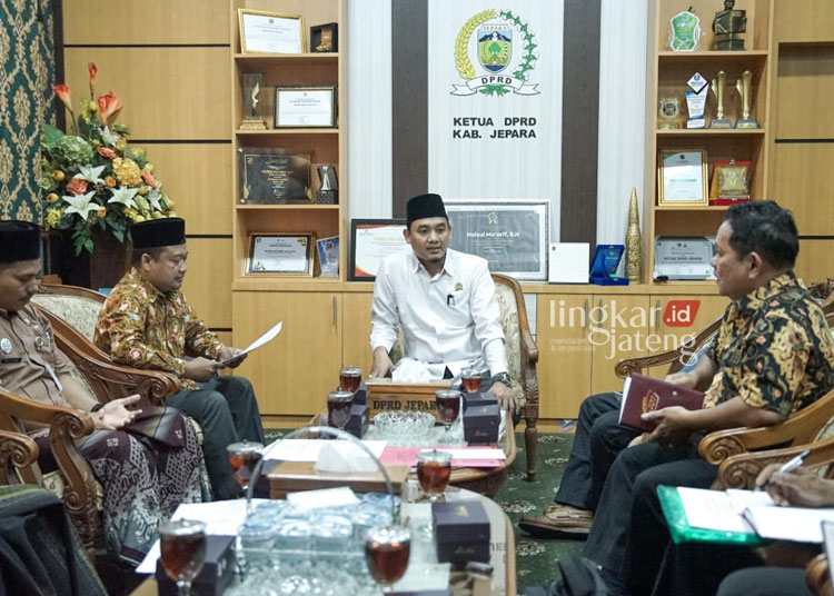 RAMAH: Ketua DPRD Jepara Haizul Ma'arif saat menerima kunjungan silaturahmi dari panitia Natal bersama umat Kristiani se-Kabupaten Jepara, Jumat, 3 November 2023. (Muslichul Basid/Lingkarjateng.id)