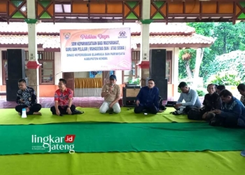 Peserta Farm Trip Kendal Dibekali Pembuatan Konten Wisata yang Baik 31 PEMBEKALAN: Peserta farm trim diberikan pelatihan dasar terkait membuat konten dengan baik di Pendopo Curug Sewu Kendal oleh Kabid Pariwisata Disporapar Kendal, pegiat media sosial dan Koordinator pengelola Curug Sewu Kendal pada Kamis, 23 November 2023. (Arvian Maulana/Lingkarjateng.id)