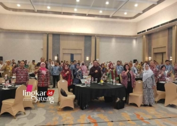 FOTO BERSAMA: BKKBN foto bersama peserta workshop Strategi Penurunan Unmet Need dan Peningkatan KB Pasca Persalinan Tahun 2023 pada Selasa, 14 November 2023. (Rizky Syahrul Al-Fath/Lingkarjateng.id)