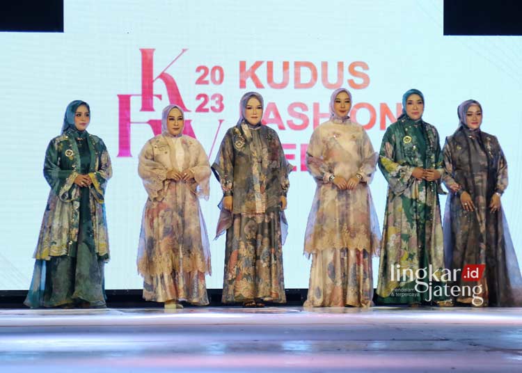 Pesona Istri Fokopimda Tampil Penuh Gaya di Catwalk Kudus Fashion Week 2023