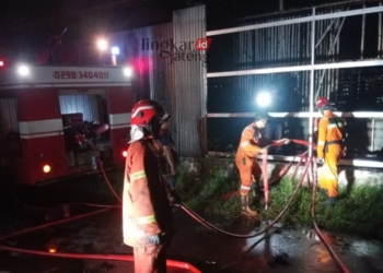 BERJIBAKU: Petugas pemadam kebakaran berjibaku memadamkan api yang membakar pabrik briket PT Patria Prima Jaya. (Dinas Poldam Kabupaten Semarang for Lingkar/Lingkarjateng.id)