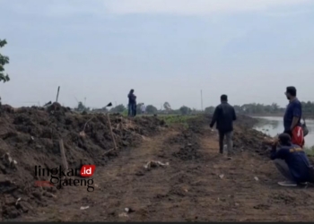 EVAKUASI: Tim Gegana Polda Jateng saat evakuasi granat di Bantaran Sungai Silugonggo, pada Senin, 13 November 2023. (Setyo Nugroho/Lingkarjateng.id)