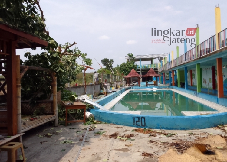Atap Kampung Wisata Tawangharjo Terbang Diterjang Angin Kencang di Grobogan 25 GOTONG ROYONG : Para karyawan Kampung Wisata Tawangharjo mengumpulkan puing-puing atap yang terbang akibat angin kencang. (Eko Wicaksono/Lingkarjateng.id)