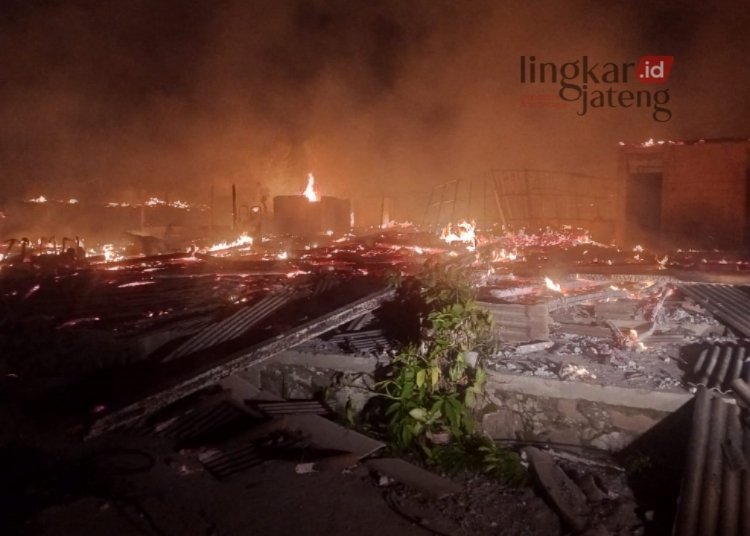 MEMBARA: Si jago merah melalap 13 rumah di Dusun Jangglengan RT 5 RW 7 di Desa Dadapayam, Kecamatan Suruh, Kabupaten Semarang. (Hesty Imaniar/Lingkarjateng.id)