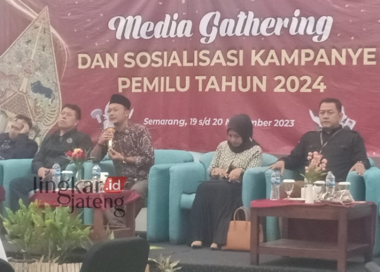 BERI ARAHAN: Ketua KPU Jateng Handi Tri Ujiono (Berpeci) sampaikan materi dalam acara Media Gathering dan Sosialisasi Kampanye Pemilu 2024. (Unggul Priambodo/Lingkarjateng.id)