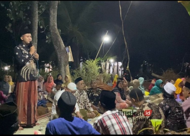 Caleg NasDem Prabu Bantu Warga Realisasikan Jalan Beton di Desa Suwawal Jepara 25 TASYAKURAN: Muhammad Ramadhan Adinda Prabu (Berdiri) caleg NasDem DPRD Jepara menghadiri tasyakuran betonisasi jalan di Desa Swawal Timur, Kecamatan Pakis Aji. (Muslichul Basid/Lingkarjateng.id)