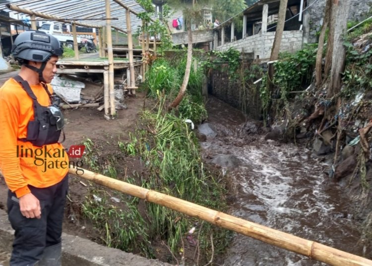 MEMANTAU: Relawan gabungan memantau aliran sungai di Dusun Batur Kidul, Desa Batur, Kecamatan Getasan, Kabupaten Semarang. (Hesty Imaniar/Lingkarjateng.id)