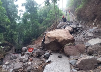 TERHALANG: Akses warga terhalang batu besar akibat banjir bandang di Kabupaten Semarang. (Hesty Imaniar/Lingkarjateng.id)