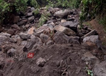 TERTUTUP MATERIAL : Kondisi jalan sebagai akses penghubung dua desa di Kecamatan Getasan, yakni di Desa Tajuk dan Desa Batur terputus usai diterjang banjir bandang dan tanah longsor. (Hesty Imaniar/Lingkarjateng.id)