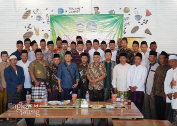 BANGUN SINERGI: Pj Bupati Jepara Edy Supriyanta foto bersama Forum Kiai Kampung Jepara (FKKJ) di D'Anglo Cafe Jepara, Jumat, 30 November 2023. (Muslichul Basid/Lingkarjateng.id)